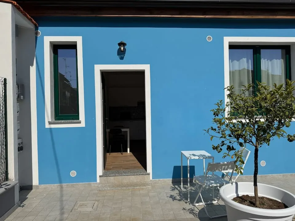 Blue — appartamento arredato a Milano — cortile