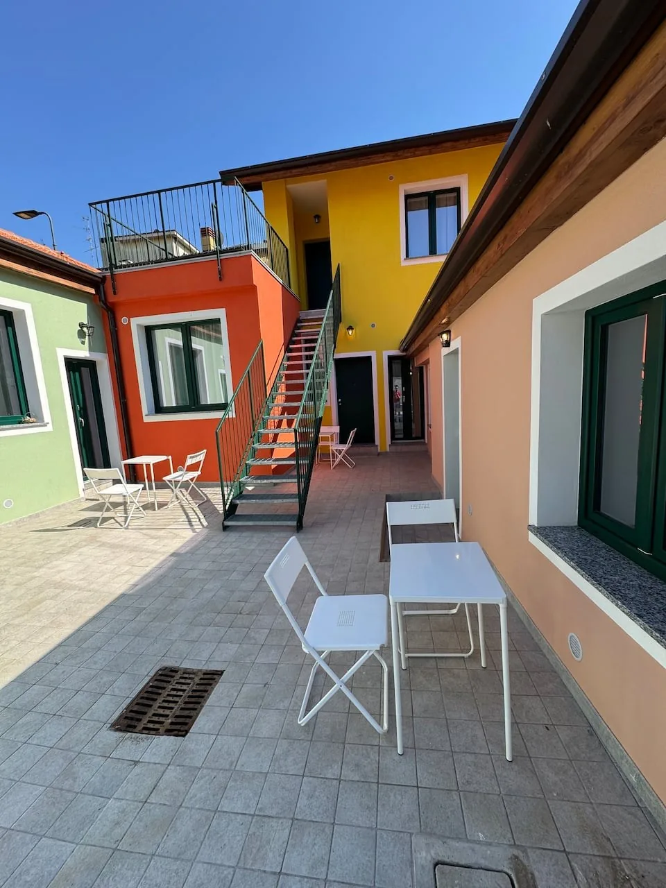Flower — appartamento arredato a Milano — cortile
