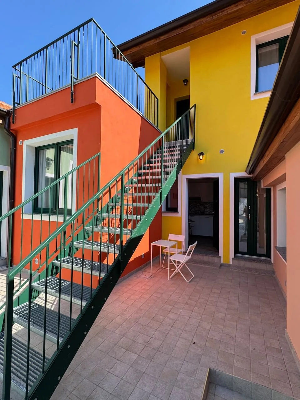 Orange — appartamento arredato a Milano — cortile